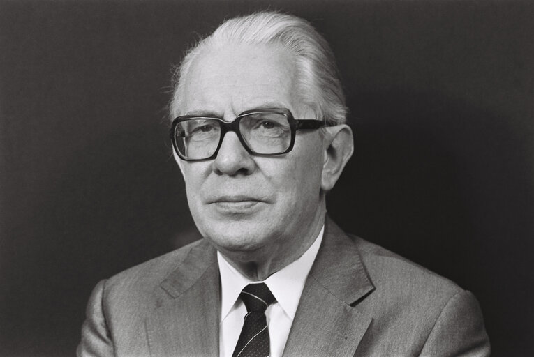 Foto 8: Portrait of the MEP Kai Uwe von HASSEL in September 1979.