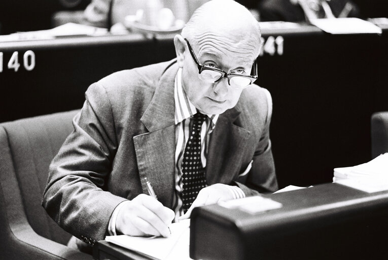 The MEP Peter BEAZLEY during a session in the hemicycle of Strasbourg in November 1979.