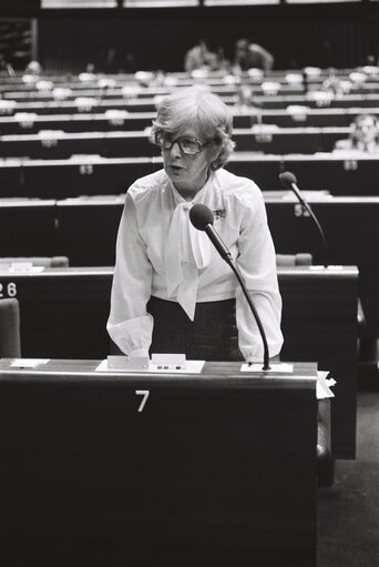 Fotografija 5: The MEP Barbara CASTLE during a session in Strasbourg in March 1980.