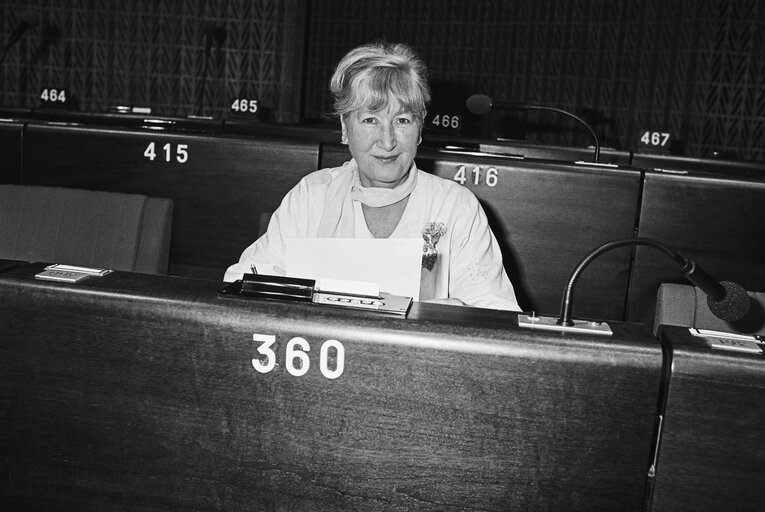 Fotografi 43: MEP Winifred M. EWING during a session in Strasbourg in March 1984.