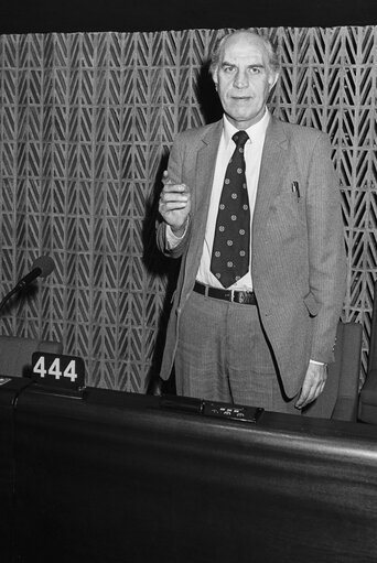 Fotografi 18: MEP Michael GALLAGHER during a session in Strasbourg in March 1984.