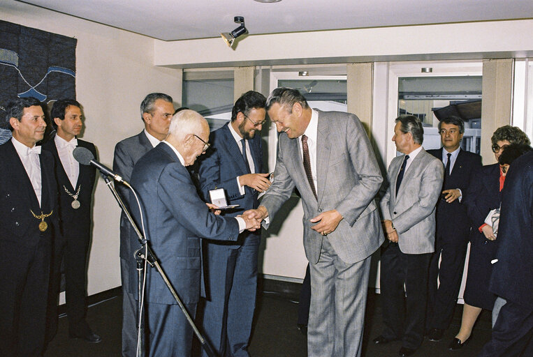 Nuotrauka 1: Visit of Italian President Sandro PERTINI at the European Parliament in Strasbourg in June 1985. Medal award ceremony.