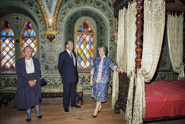 Zdjęcie 5: Visit of a delegation of the EP, headed by Lord PLUMB, President of the EP to Moscow. Visit of The bedroom of Tzar Alexey I, father of Peter The Great, in the Kremlin.