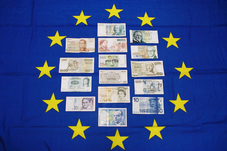 Fotó 10: European banknotes on a European flag