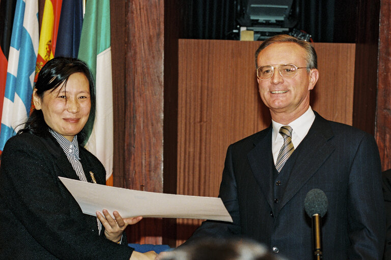 Fotografija 5: Sakharov Prize 1996: Klaus HANSCH, EP President, presents the award to the Wei JINGSHENG's sister, Sanshan WEI-BLANK