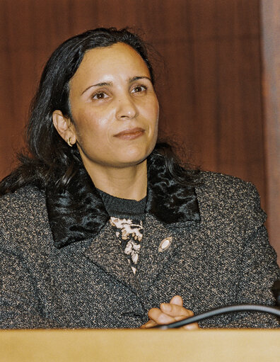 Foto 1: Sakharov Prize 1997: EP President awards Salima GHEZALI, founding member of Women in Europe and the Maghreb.