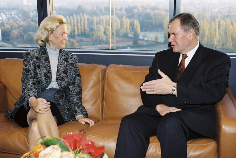 Foto 3: Nicole FONTAINE EP President, meets Paavo LIPPONEN, Prime Minister of Finland in Strasbourg on October 27, 1999.