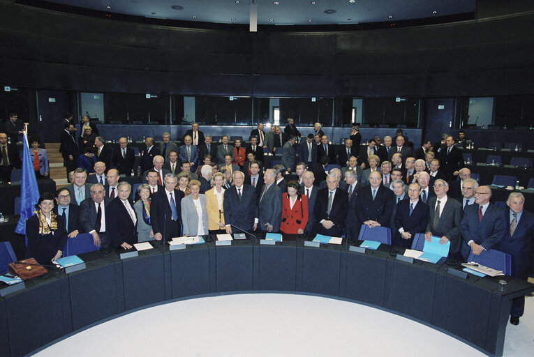 Zdjęcie 5: Nicole FONTAINE EP President with a delegation of French Senators during a meeting in Strasbourg in October 1999.