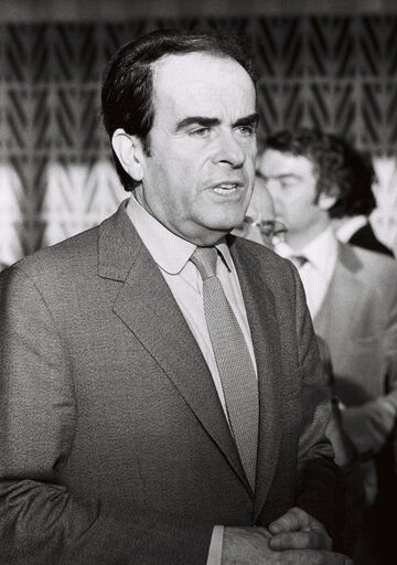 Valokuva 5: The MEP Georges MARCHAIS answering questions of journalists in Strasbourg in March 1980.