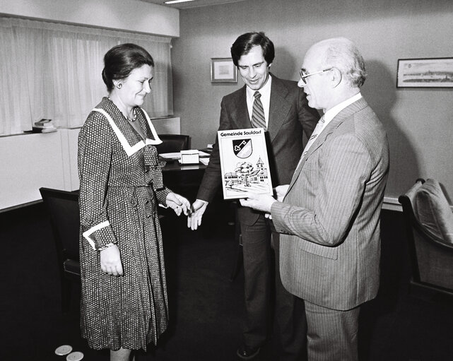 The European Parliament President Simone VEIL receiving a book from the MEP Isidor W. FRUH in July 1980.