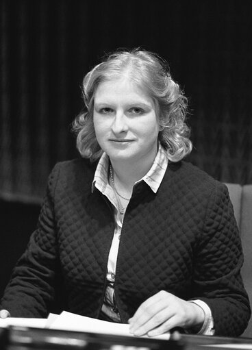 Valokuva 29: The MEP Sile DE VALERA during a session in May 1981.