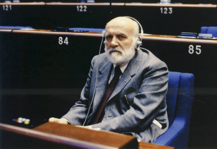 Fotografija 3: The MEP Altiero SPINELLI during a Plenary session in Strasbourg on February 14, 1984.