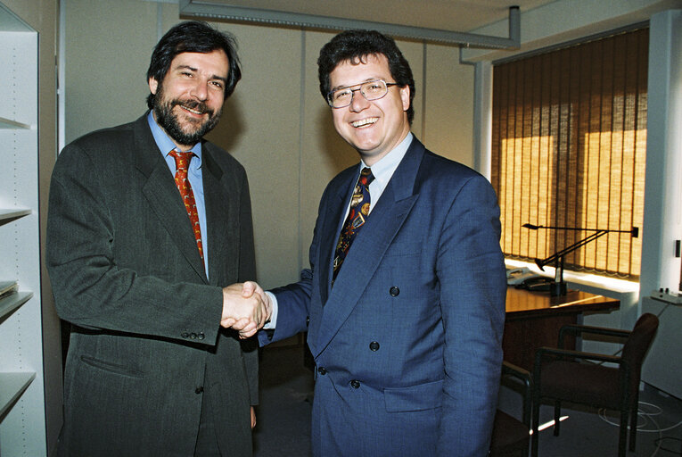 Valokuva 2: Christos PAPOUTSIS, European Commissioner meets with Markus FERBER in Strasbourg in April 1996.