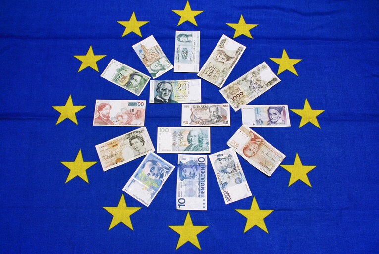 Fotó 12: European banknotes on a European flag