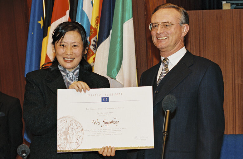 Fotografija 3: Sakharov Prize 1996: Klaus HANSCH, EP President, presents the award to the Wei JINGSHENG's sister, Sanshan WEI-BLANK