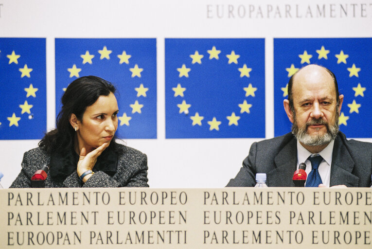 Foto 8: Sakharov Prize 1997: Press Conference of Jose Maria GIL ROBLES GIL DELGADO - EP President and Salima GHEZALI, founding member of Women in Europe and the Maghreb.