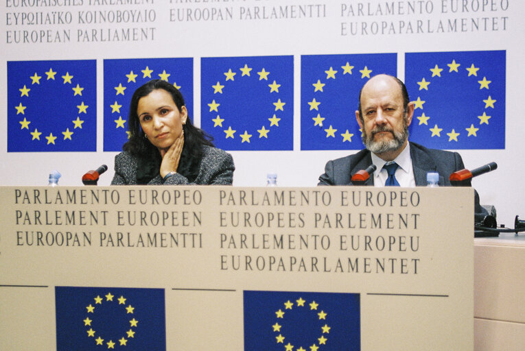 Fotó 9: Sakharov Prize 1997: Press Conference of Jose Maria GIL ROBLES GIL DELGADO - EP President and Salima GHEZALI, founding member of Women in Europe and the Maghreb.