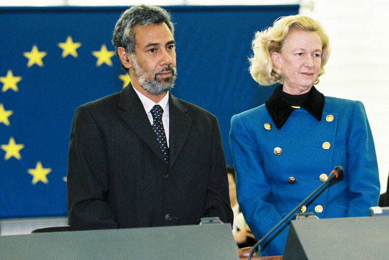 Suriet 2: Sakharov Prize 1999: Nicole FONTAINE - EP President awards Sakharov's winner Jose Alexandre Xanana GUSMAO