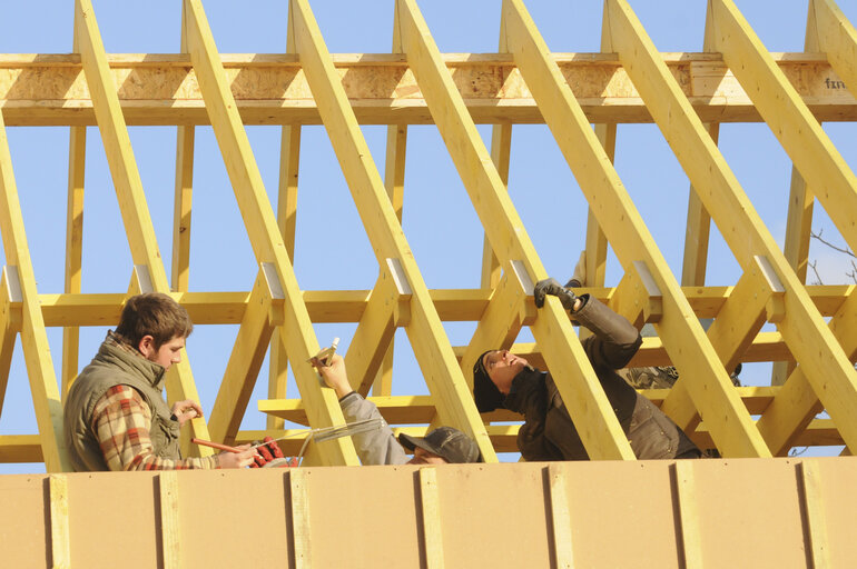 Foto 1: Passive house construction. Energy efficiency building to reduce its ecological footprint. Low energy. Wood house.