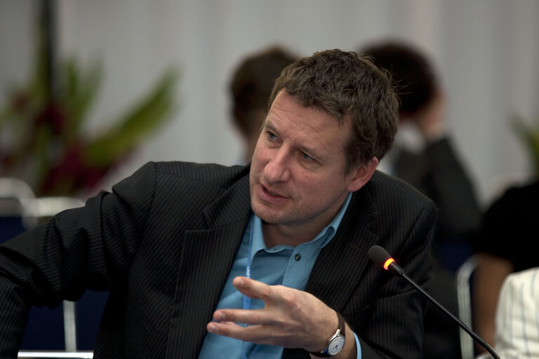 Zdjęcie 22: Yannick Jadot of the European Parliament during a meeting with EU at the COP16 in Cancun, Mexico on December 08, 2010.