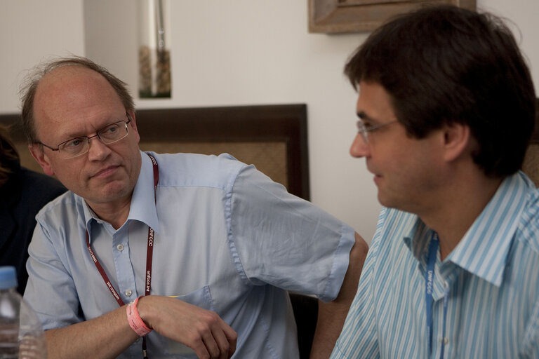 Zdjęcie 6: Professor Van Ypersele, Vice-chair (L) IPCC with Peter Liese member of European Parlament delegation during COP16 in Cancun, Mexico on December 08, 2010.