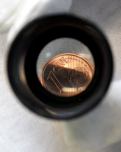 Fotografia 3: A worker of  Zecca dello Stato checks the Italian euro coins during printing  in Rome