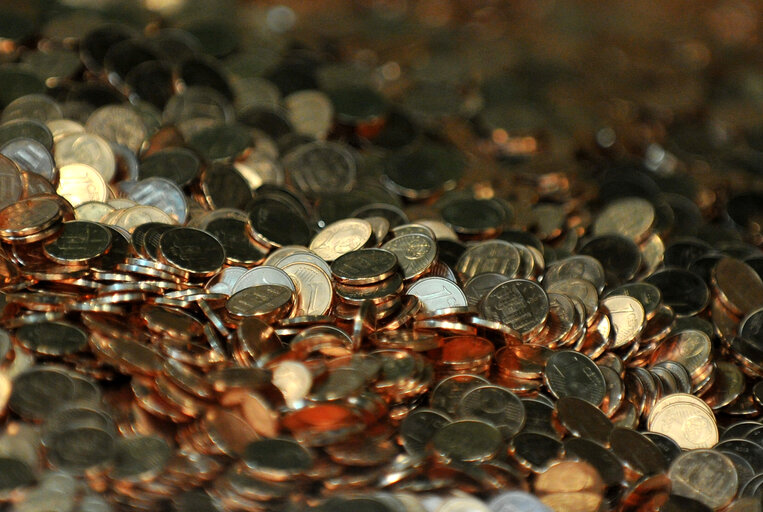 Fotografie 14: Italian euro coins during printing at Zecca dello Stato in Rome