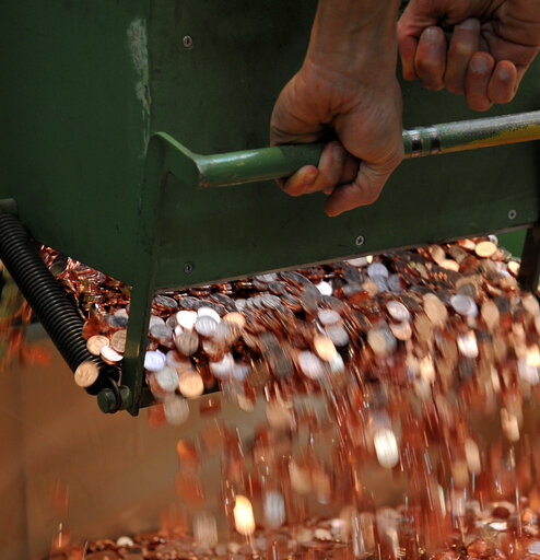 Fotografia 12: Italian euro coins during printing at Zecca dello Stato in Rome