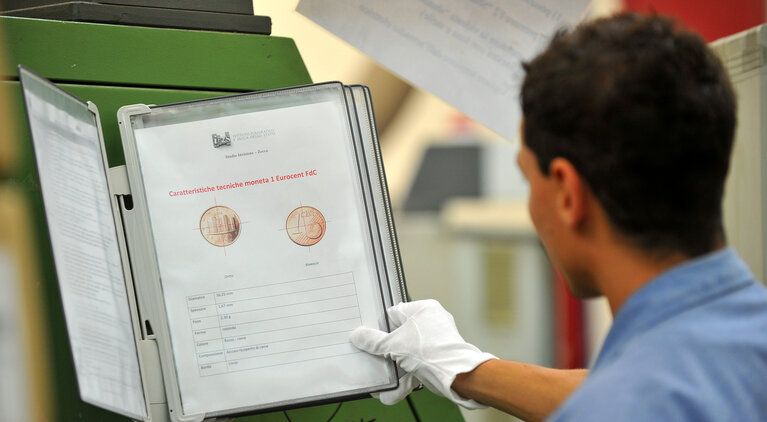 Fotografie 7: A worker of  Zecca dello Stato checks the Italian euro coins during printing  in Rome