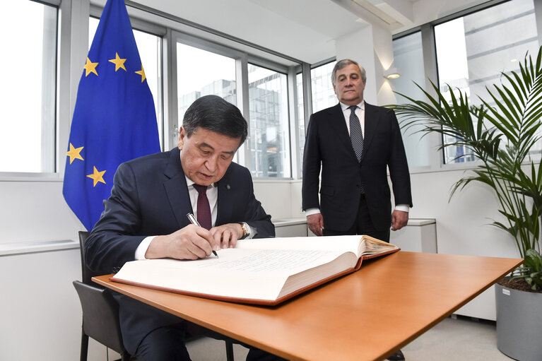 Billede 4: Visit of His Excellency Sooronbay JEENBEKOV - President of the Kyrgyz Republic to the European Parliament in Brussels- Signature of the Distinguished Visitors’ Book