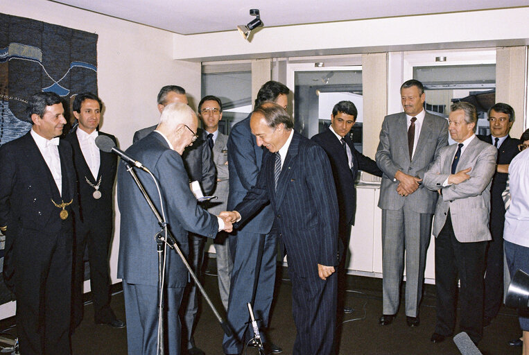 Fotografie 2: Visit of Italian President Sandro PERTINI at the European Parliament in Strasbourg in June 1985. Medal award ceremony.