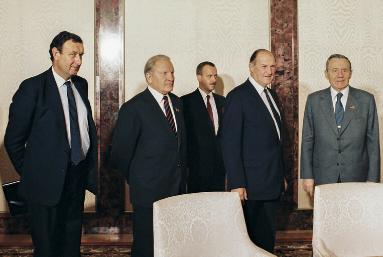 Zdjęcie 1: Visit of a delegation of the EP, headed by Lord PLUMB, President of the EP to Moscow accompanied by Robert RAMSAY. Meeting with Andrei GROMYKO, Chairman of the Presidium of the Supreme Soviet of the USSR, in the Kremlin.