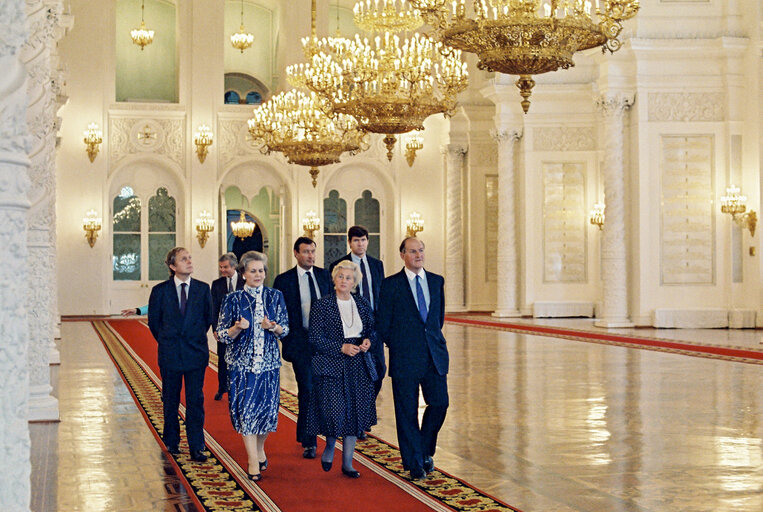 Φωτογραφία 6: Visit of a delegation of the EP, headed by Lord PLUMB, President of the EP to Moscow. Visit of the hall of the Order of Saint George in the Kremlin