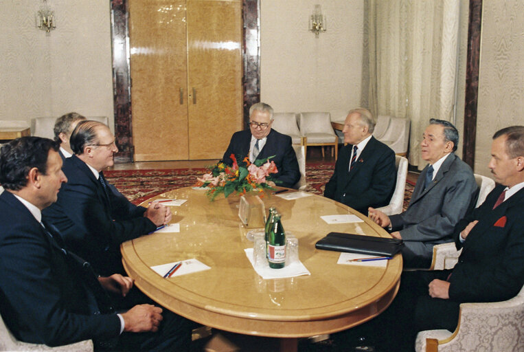 Φωτογραφία 2: Visit of a delegation of the EP, headed by Lord PLUMB, President of the EP to Moscow. Meeting with Andrei GROMYKO, Chairman of the Presidium of the Supreme Soviet of the USSR, in the Kremlin.