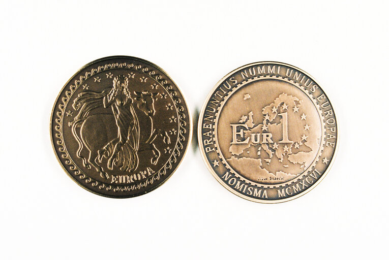 Project of the 1-euro coin design