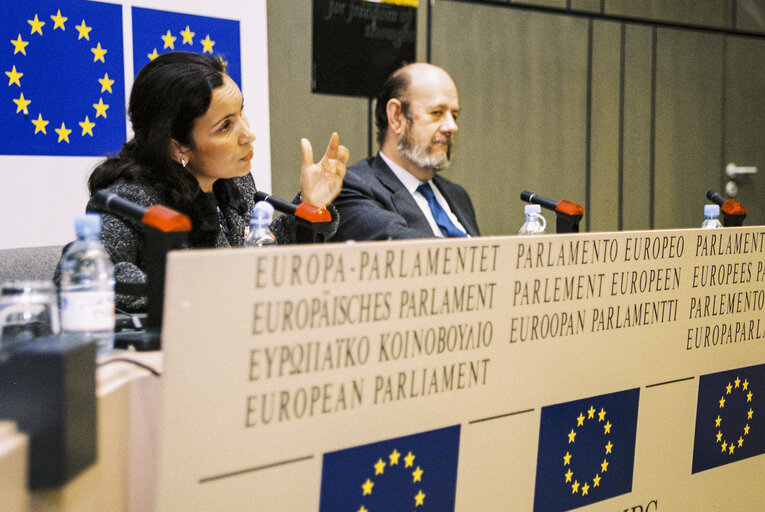 Foto 10: Sakharov Prize 1997: Press Conference of Jose Maria GIL ROBLES GIL DELGADO - EP President and Salima GHEZALI, founding member of Women in Europe and the Maghreb.