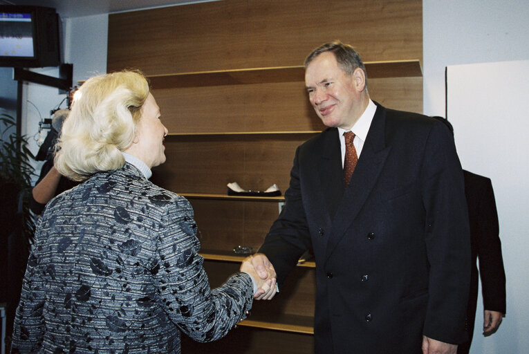 Foto 1: Nicole FONTAINE EP President, meets Paavo LIPPONEN, Prime Minister of Finland in Strasbourg on October 27, 1999.