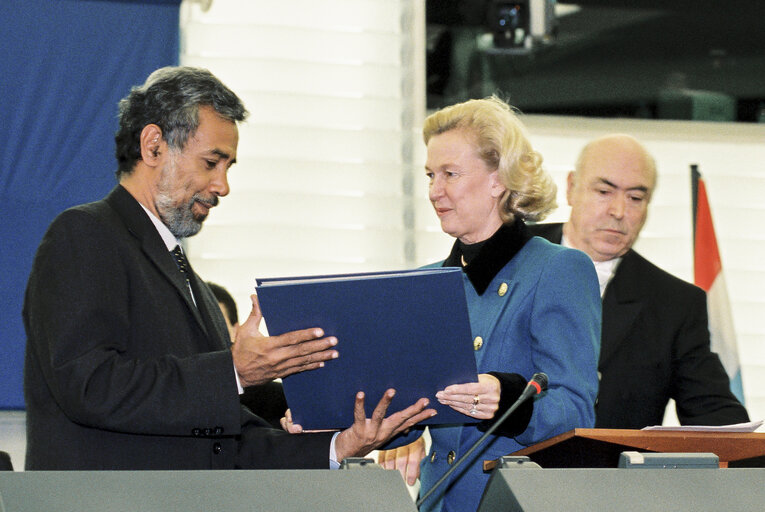 Foto 1: Sakharov Prize 1999: Nicole FONTAINE - EP President awards Sakharov's winner Jose Alexandre Xanana GUSMAO