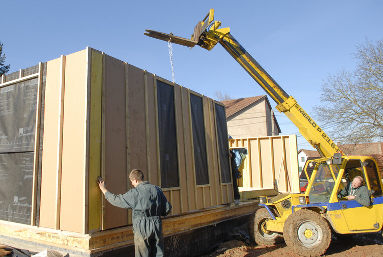 Fotó 5: Passive house construction. Energy efficiency building to reduce its ecological footprint. Low energy. Wood house.