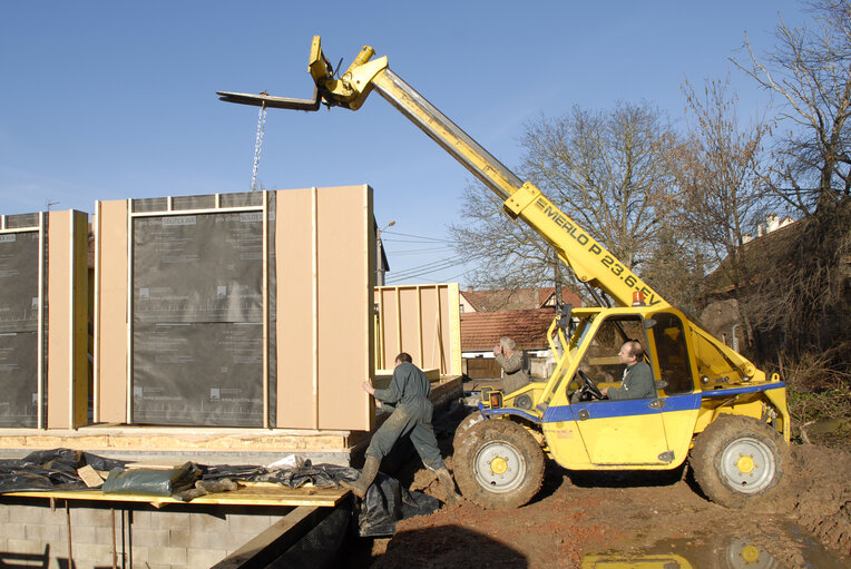 Foto 6: Passive house construction. Energy efficiency building to reduce its ecological footprint. Low energy. Wood house.