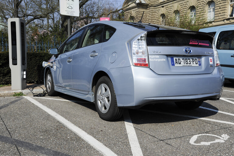 PRIUS HYBRID. Charging Station autotrement. Shared Vehicle