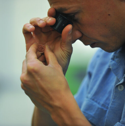 Fotografie 5: A worker of  Zecca dello Stato checks the Italian euro coins during printing  in Rome