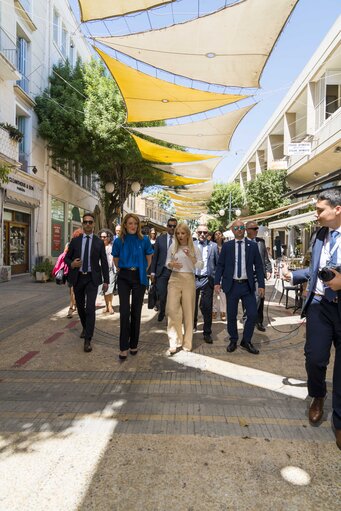 Fotografija 8: Visit of Roberta METSOLA, EP President to Cyprus - Visit to the Ledra Street Checkpoint