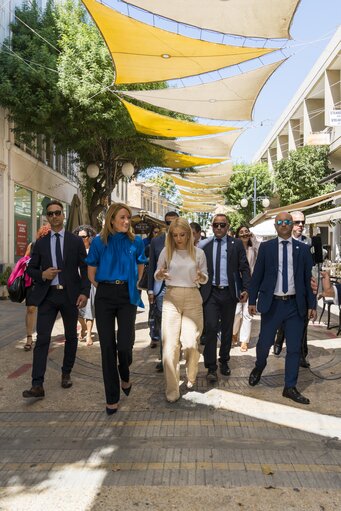 Fotografija 9: Visit of Roberta METSOLA, EP President to Cyprus - Visit to the Ledra Street Checkpoint