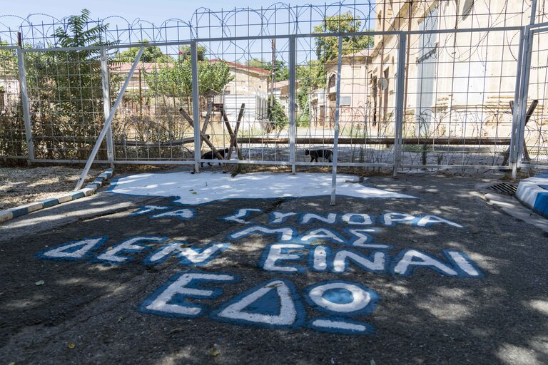 Fotografija 2: Visit of Roberta METSOLA, EP President to Cyprus - Visit to the Ledra Street Checkpoint