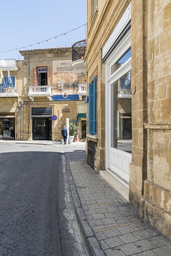 Fotografija 7: Visit of Roberta METSOLA, EP President to Cyprus - Visit to the Ledra Street Checkpoint