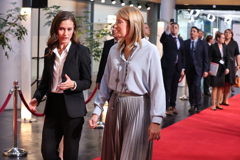 Photo 23: Roberta METSOLA, EP President welcomes Sanna MARIN, Finnish Prime Minister