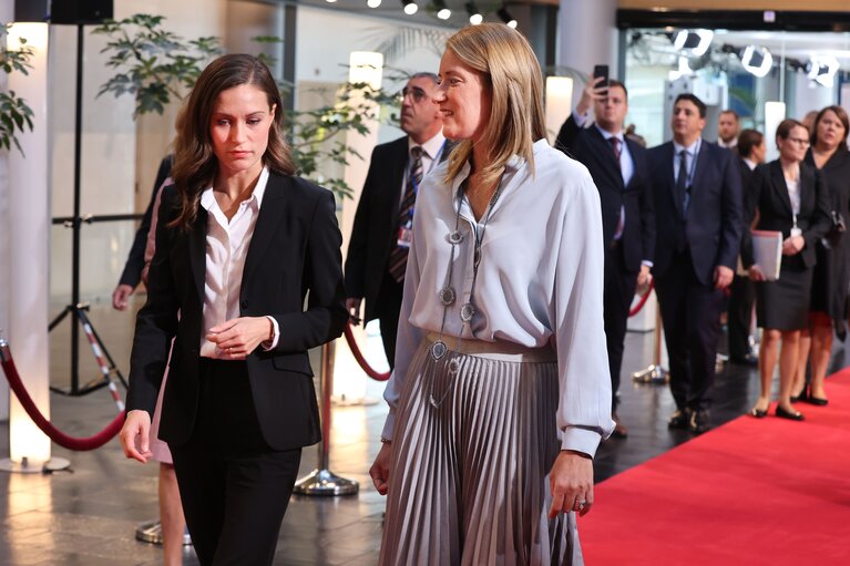 Photo 19: Roberta METSOLA, EP President welcomes Sanna MARIN, Finnish Prime Minister