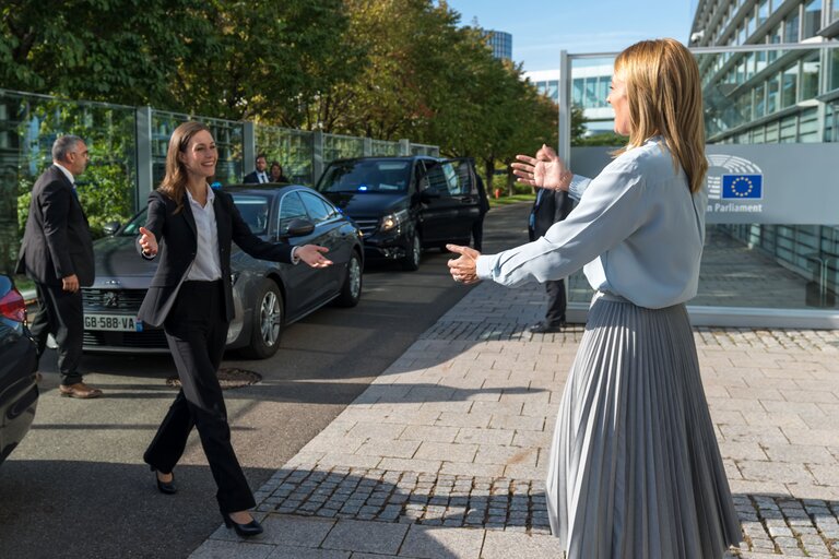 Photo 16: Roberta METSOLA, EP President welcomes Sanna MARIN, Finnish Prime Minister