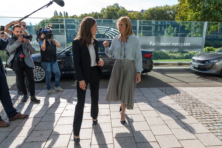 Photo 17: Roberta METSOLA, EP President welcomes Sanna MARIN, Finnish Prime Minister